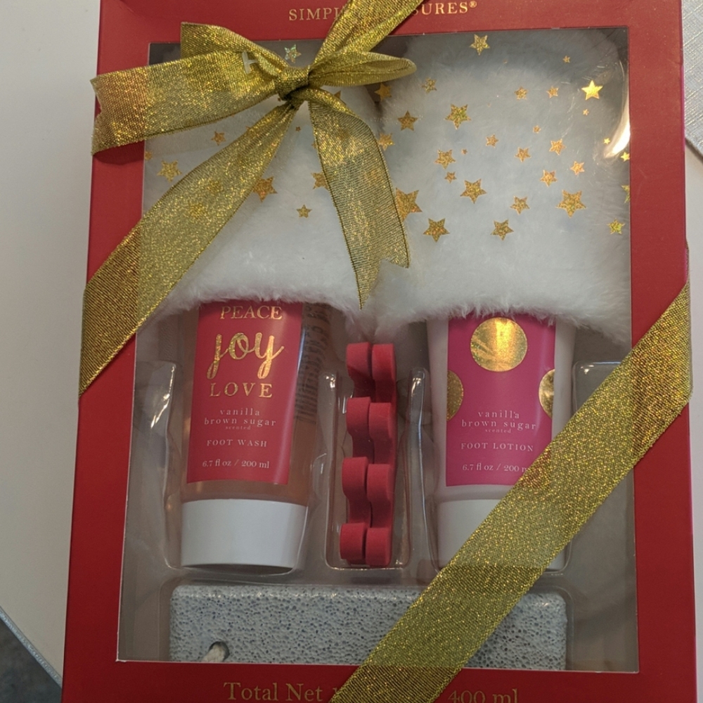 PRICE DROP!!  NWT LUXURY SLIPPER FOOT CARE GIFT SET